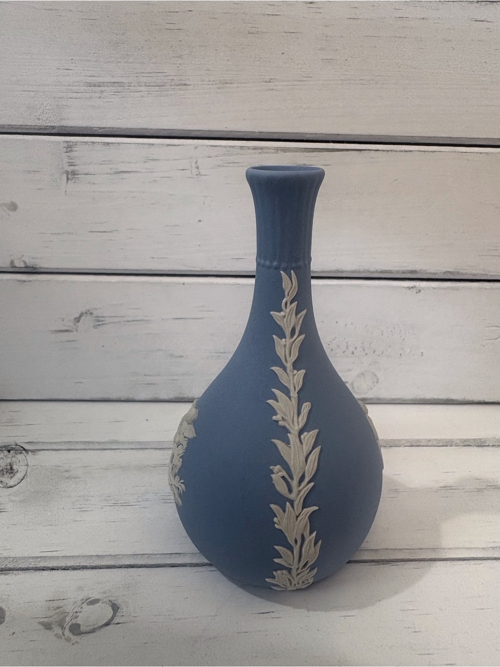 (208)Wedgwood Blue Bud Vase with Cream Relief - Picture 4 of 5